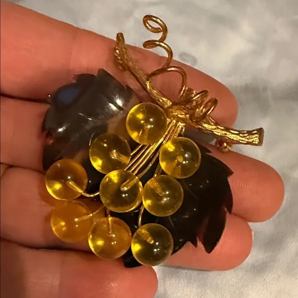 Vintage Amber Apple Juice Lucite Grape Vine Cluster Brooch - Picture 3 of 10